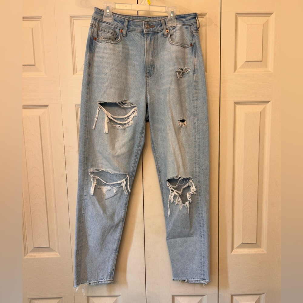AMERICAN EAGLE MOM JEAN